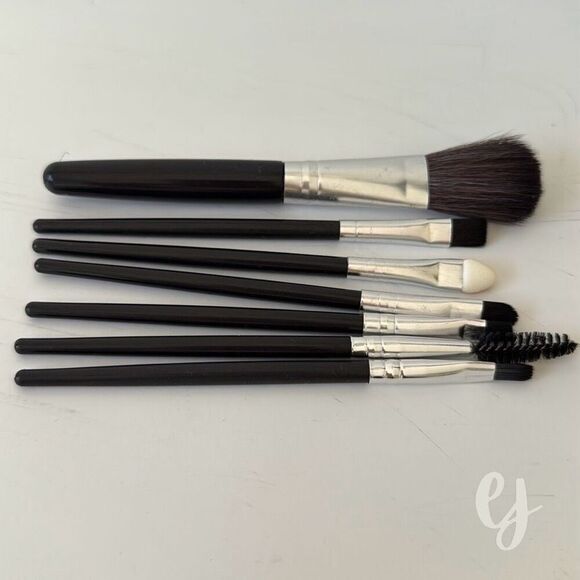 7 Travel Makeup Brushes in the Margot Case – Red with Black Hearts – New - Picture 3 of 9